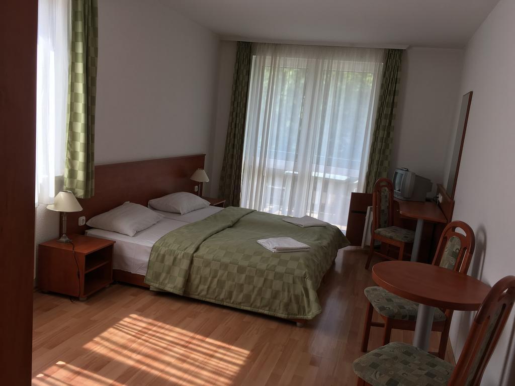 Hotel Kristaly Hajduszoboszlo Bagian luar foto