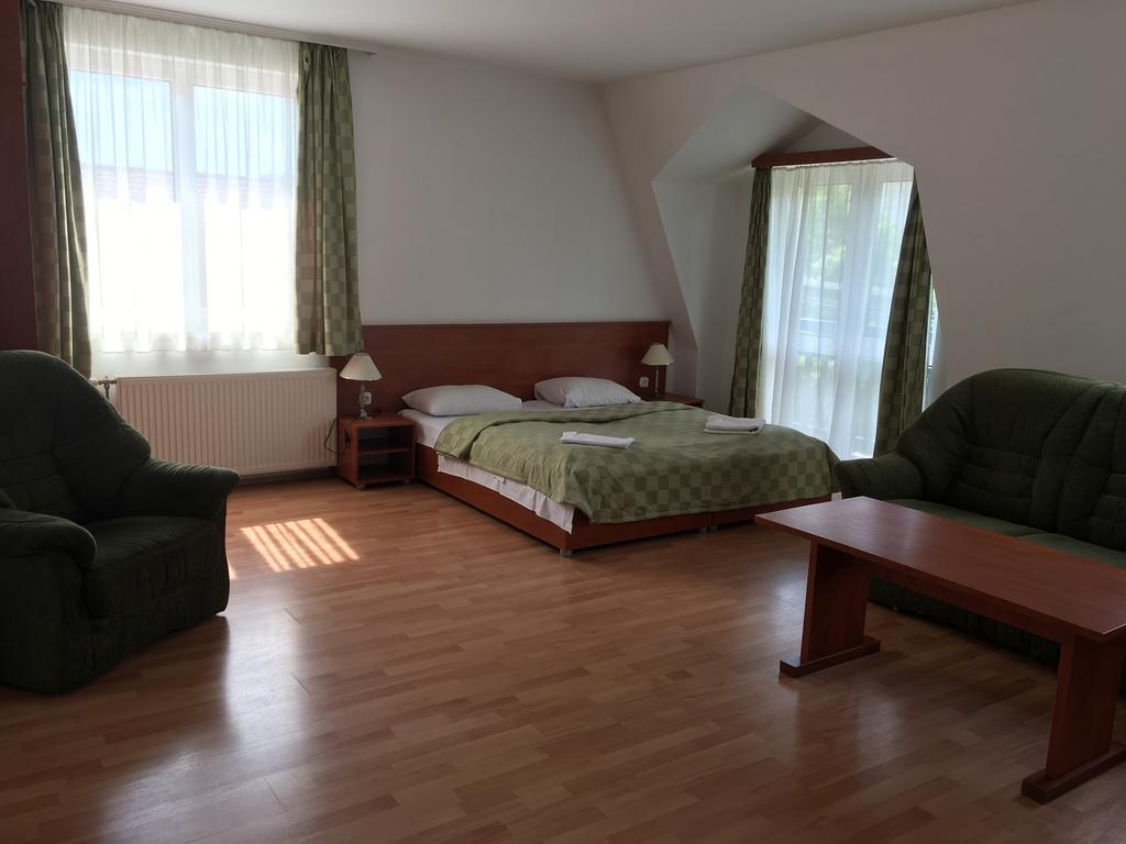 Hotel Kristaly Hajduszoboszlo Bagian luar foto