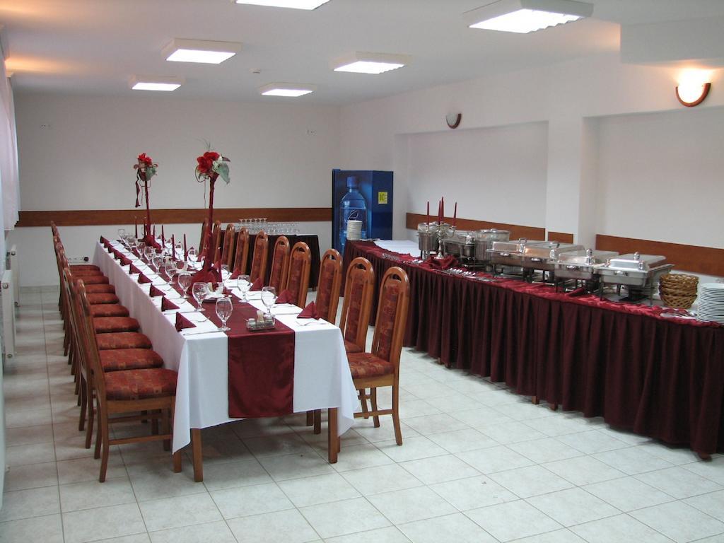 Hotel Kristaly Hajduszoboszlo Bagian luar foto