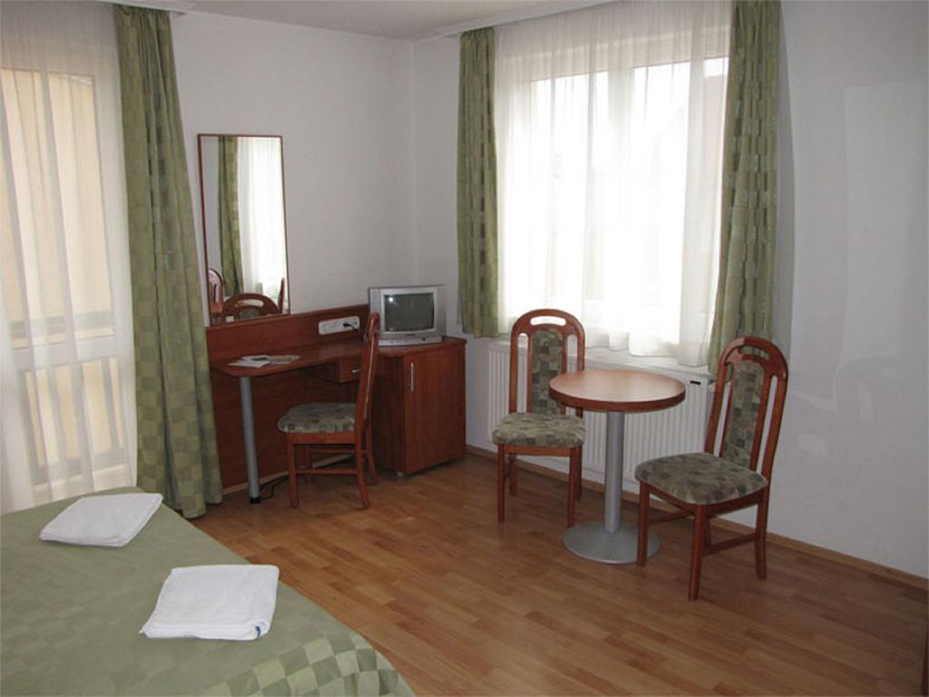 Hotel Kristaly Hajduszoboszlo Bagian luar foto